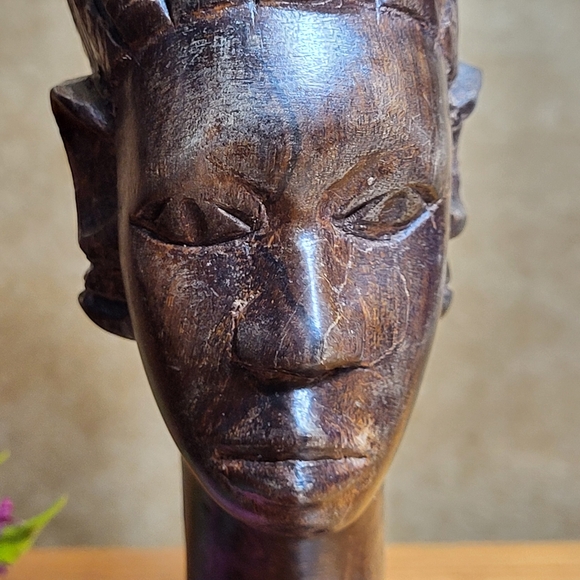 Vintage Pair of Hand Carved Wooden African Man and Woman Head Busts - Picture 11 of 17